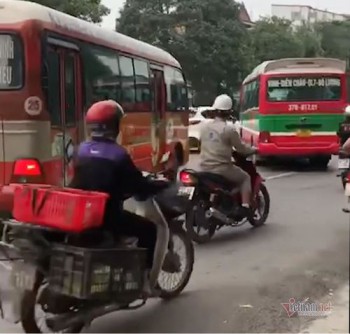 Hãi hùng cảnh xe buýt rượt đuổi, chặn đầu nhau trong TP Vinh