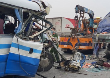 Nghệ An: Xe khách tông đuôi xe đầu kéo khiến hàng chục người thương vong