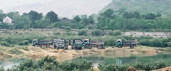 Hà Tĩnh: Hàng chục xe tải ngang nhiên múc cát trái phép giữa sông Ngàn Sâu