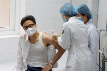 Phó Thủ tướng Vũ Đức Đam tiêm thử vắc xin Covid-19 "made in Vietnam"