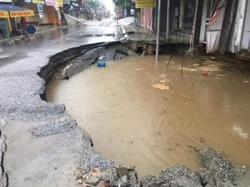 Hố tử thần ở Hà Nội tiếp tục "nở" rộng sau trận mưa lớn