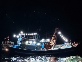 Hà Tĩnh: Bắt 2 tàu cá đánh bắt sai vùng quy định