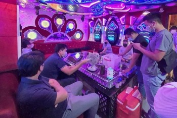 Bất chấp lệnh cấm, quán karaoke tiếp khách Trung Quốc vừa cách ly xong