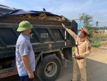 Hà Tĩnh: Công an huyện Can Lộc quyết liệt xử lý xe quá khổ, quá tải