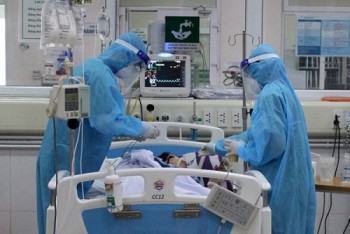 16 bệnh nhân Covid-19 nguy kịch, 1 bác sĩ phải thở oxy