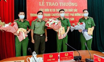 Công an tỉnh Hà Tĩnh: Trao thưởng các đơn vị phá chuyên án lừa đảo hàng trăm tỷ đồng
