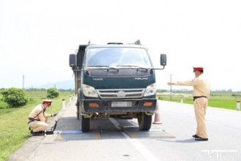 Lãnh đạo tỉnh Hà Tĩnh yêu cầu xử lý nghiêm xe chở quá tải, rơi vãi vật liệu
