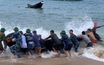 Hà Tĩnh cứu sống 2 vợ chồng ngư dân gặp nạn trên biển