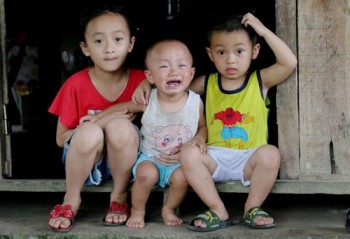 Nhói lòng cảnh ba đứa trẻ khóc nghẹn cầu xin sự sống cho cha bị vỡ hộp sọ