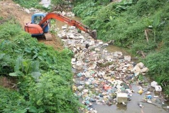 Hà Tĩnh: Hàng trăm thanh niên 'xắn tay' làm sạch sông Ngàn Phố