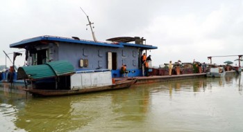 Dùng tàu vỏ sắt trọng tải “khủng”, công suất rất lớn khai thác cát trái phép sông Lam