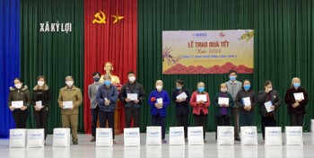 Nhiệt điện Vũng Áng II trao tặng 90 suất học bổng và 180 suất quà Tết