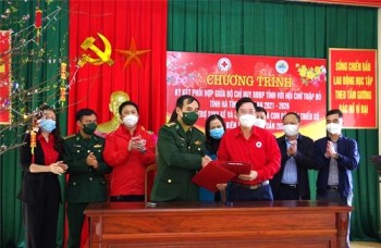 Hà Tĩnh: Bộ Chỉ huy BĐBP Hà Tĩnh ký kết phối hợp với Hội Chữ thập đỏ tỉnh, trao hỗ trợ sinh kế, quà Tết cho bà con dân tộc vùng biên giới Hương Khê