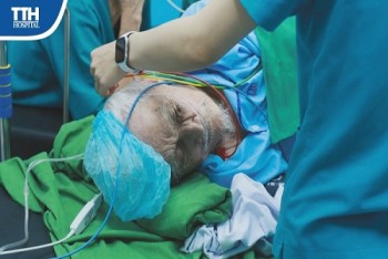 Hà Tĩnh: Phẫu thuật thay khớp háng thành công cho cụ ông 104 tuổi
