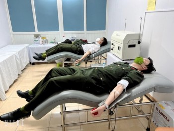 4 chiến sĩ Công an Hà Tĩnh kịp thời hiến máu cứu cụ ông 80 tuổi