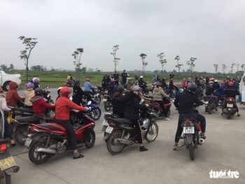 Hàng trăm công nhân ở Hà Tĩnh tụ tập trên xe máy đòi quyền lợi