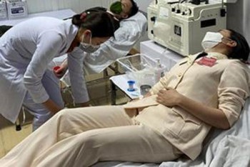 Không kịp thay lễ phục, nữ Đại uý Công an đến ngay bệnh viện hiến máu cứu người