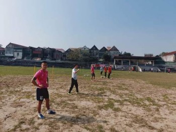 Hồng Lĩnh Hà Tĩnh tập trên mặt 'sân ruộng' trước trận gặp HAGL