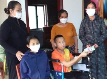 Trao 39,5 triệu đồng cho gia đình khó khăn ở Hà Tĩnh