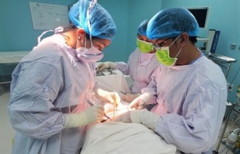 Bệnh viện tuyến quận mổ thành công bệnh nhân mang khối u 5kg