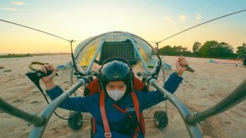 Nữ sinh ĐH Quốc gia Hà Nội trở thành nữ phi công bay dù lượn động cơ đầu tiên của Việt Nam