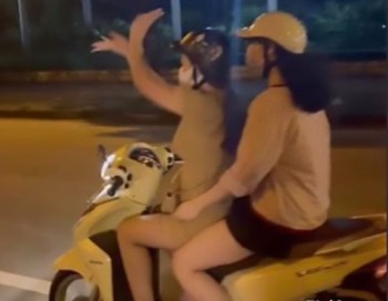 'Múa quạt' khi điều khiển xe máy, thiếu nữ nhận kết đắng