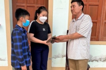 Nghệ An: Nhặt được ví tiền, 2 học sinh tìm trả cho người đánh mất