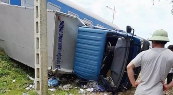 Nghệ An: Xe tải bị tàu hỏa đâm trực diện, tài xế tử vong tại chỗ