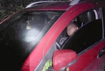 Bàng hoàng phát hiện tài xế tử vong trên ghế lái xe ôtô