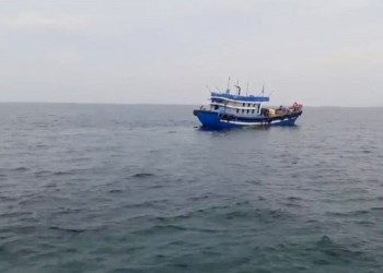 Bắt giữ 2 tàu cá 'khủng' đánh bắt trái phép trên vùng biển Hà Tĩnh