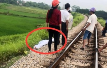 Rủ nhau lên đường sắt chụp ảnh, một nữ sinh bị tàu tông tử vong