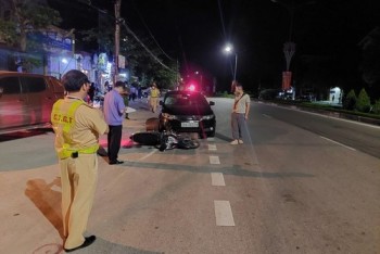 Hà Tĩnh: Xe máy bị ô tô kéo lê 40m, 2 chị em thương vong