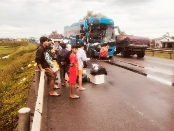 Hà Tĩnh: Tai nạn liên hoàn, phụ xe khách tử vong