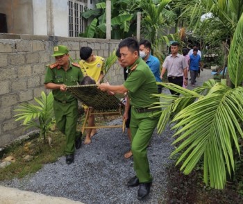 Công an đưa nhiều người tàn tật đi tránh bão