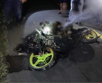 Nam thanh niên tử vong cạnh chiếc xe máy đang bốc cháy giữa đường