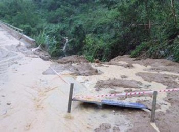 Bão số 5 gây mưa rất to ở các tỉnh miền Trung, ngập lụt xảy ra nhiều nơi