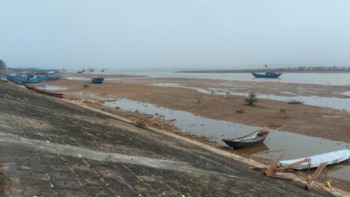 Hà Tĩnh: Lạch biển Cửa Khẩu bồi lấp, ngư dân gặp khó