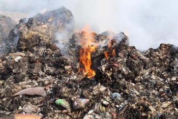 Hà Tĩnh: Bãi tập kết rác bốc cháy “tra tấn” người dân