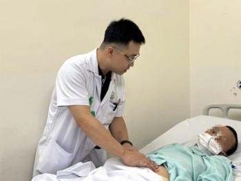Tai nạn sinh hoạt hy hữu khiến người đàn ông ôm vùng kín tổn thương đi cấp cứu