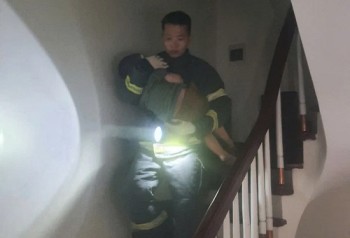 Cháy nhà trong đêm, cảnh sát giải cứu 5 trẻ thoát ra ngoài