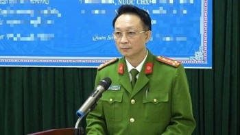Cựu trưởng công an huyện nhận hối lộ bộ bàn ghế để tiếp tay cho ‘cát tặc’