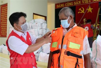 Trao tặng 15.000 bộ áo phao cứu sinh đa năng cho ngư dân nghèo