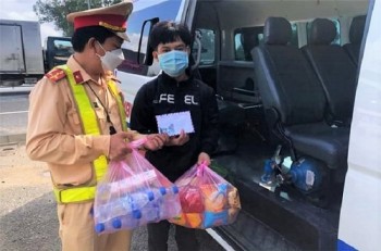 Đi bộ từ Đồng Nai ra đến Quảng Ngãi, nam thanh niên được xe cấp cứu đưa về quê