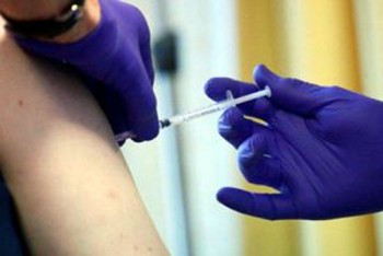 Dùng cánh tay giả lừa nhân viên y tế để tiêm vaccine COVID-19