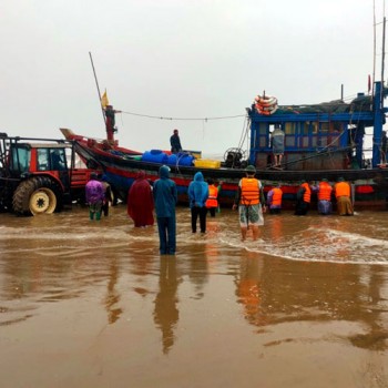 Hà Tĩnh: Giải cứu tàu cá bị sóng đánh trôi dạt vào bờ mắc cạn