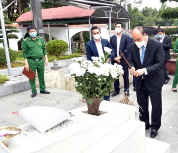 Chủ tịch nước dâng hương tưởng niệm các Anh hùng liệt sĩ tại Ngã ba Đồng Lộc