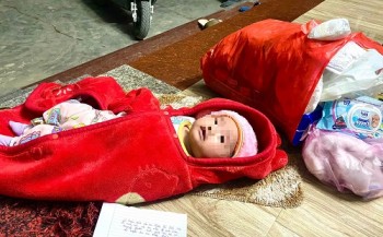 Người đàn ông Nghệ An bất ngờ phát hiện bé trai bị bỏ trước nhà khi đang cưu mang 15 bé