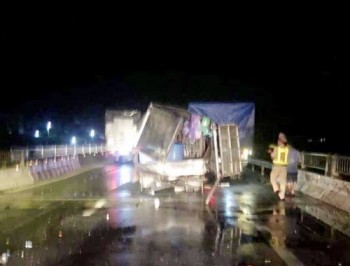 Hà Tĩnh: Xe tải nát bét sau va chạm xe đầu kéo, hai người thương vong