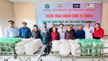 Formosa Hà Tĩnh trao tặng 100 suất cơm cho bệnh nhân nghèo