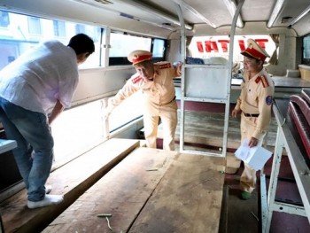 Bắt quả tang xe khách vận chuyển gỗ trái phép từ Đắk Lắk về Hà Tĩnh